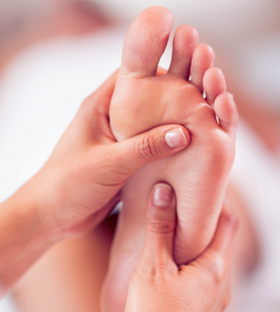'bild fotmassage händer fötter behandling lenaspataget massage spa sollentuna yoga'